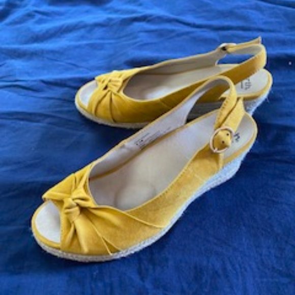 Yellow slingbacks - Picture 3 of 5